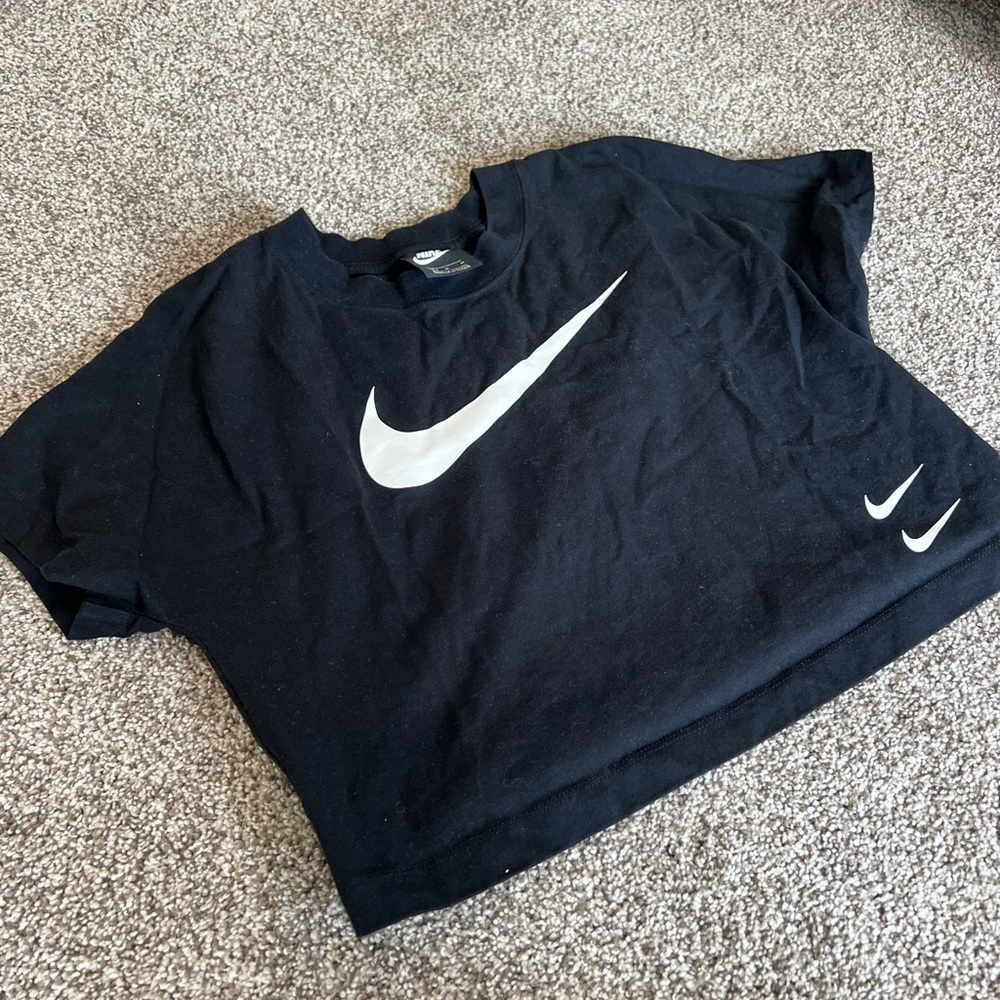 Nike black cropped tee. Size medium. Super flattering